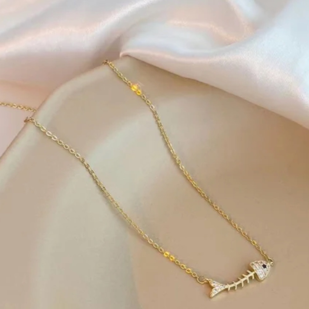 NWT BEAUTIFUL GLD DAINTY FISH NECKLACE - Picture 4 of 4